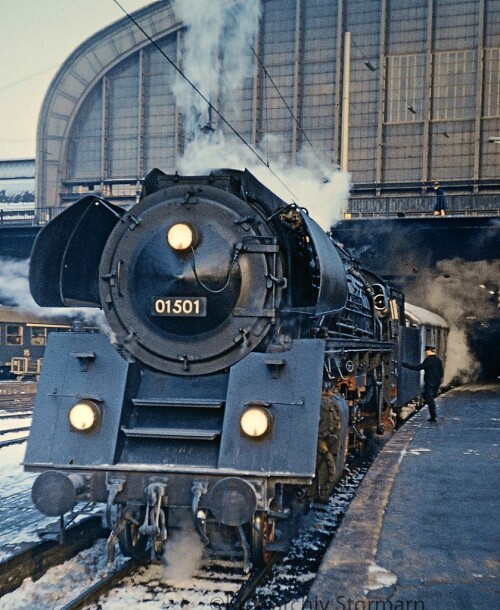 Hamburg_Hauptbahnhof_Hbf_1968_BR_01_501_Interzonenzug_BR_01.5-a.jpg