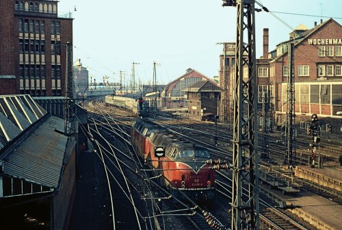 Hamburg_Hauptbahnhof_Hbf_1972_BR_110_BR_221_131_Vorspann_22_73_73.jpg