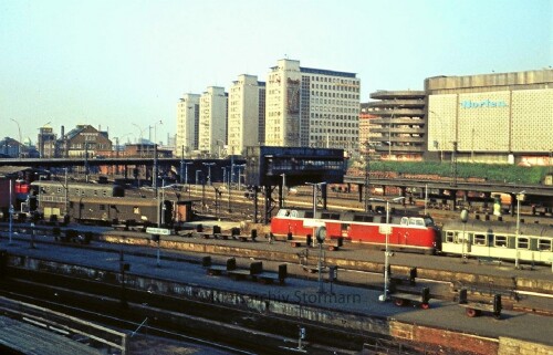 Hamburg_Hauptbahnhof_Hbf_1972_BR_221_Pop_Waggon_grun-4.jpg