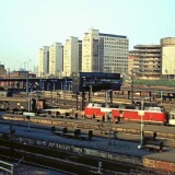 Hamburg_Hauptbahnhof_Hbf_1972_BR_221_Pop_Waggon_grun-4