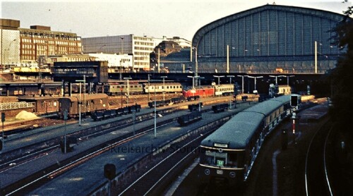 Hamburg_Hauptbahnhof_Hbf_1972_BR_221_Pop_Waggon_grun_ET_470-2.jpg
