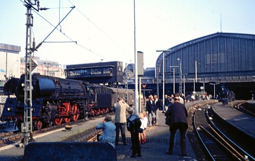 Hamburg_Hauptbahnhof_Hbf_1972_Postwaggon_BR_01_502_Reko_aa.jpg
