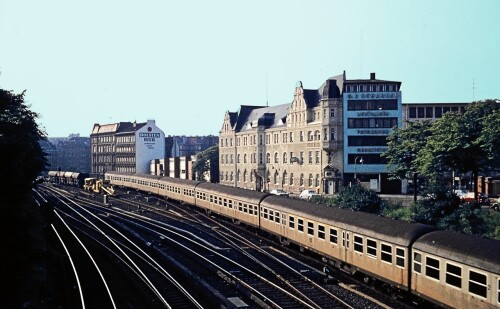 Hamburg_Hauptbahnhof_Hbf_1972_S-4_Nahverkehrszug_Silberling.jpg