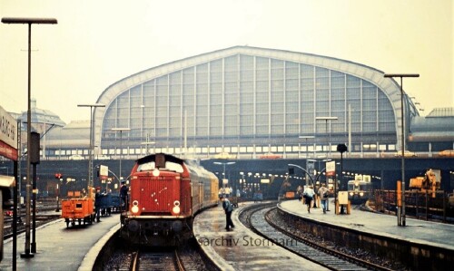 Hamburg_Hauptbahnhof_Hbf_1981_Lubeck-Buchener_Eisenbahn_BR_212_a-2.jpg