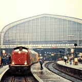 Hamburg_Hauptbahnhof_Hbf_1981_Lubeck-Buchener_Eisenbahn_BR_212_a-2