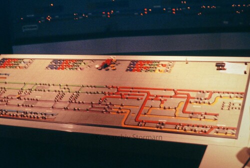 Hamburg_Hauptbahnhof_Hbf_1983_Stellwerk_Schalttafel_aa.jpg