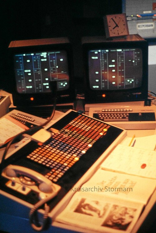 Hamburg_Hauptbahnhof_Hbf_1983_Stellwerk_Stellpult.jpg