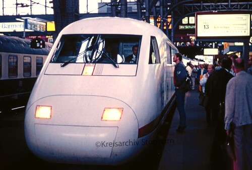 Hamburg_Hauptbahnhof_Hbf_1988_BR_401_Intercity_Experimantal_IC-E.jpg