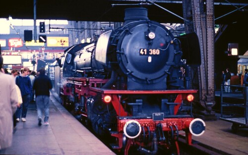 Hamburg_Hauptbahnhof_Hbf_1988_BR_41_360_Schurzenwagen_Sonderfahrt-0.jpg