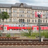 Hamburg_Hauptbahnhof_Hbf_2020er-1-BR_112_DR_243_Regional_Express_RE_Lubeck