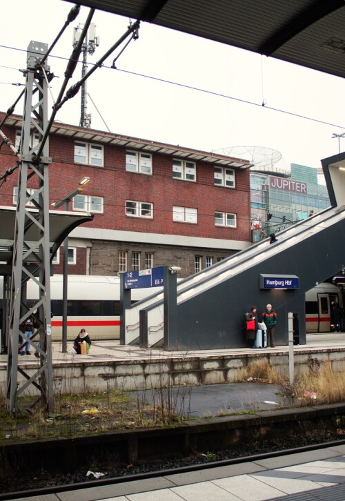 Hamburg_Hauptbahnhof_Hbf_2020er-2-Rolltreppe_ICE.jpg