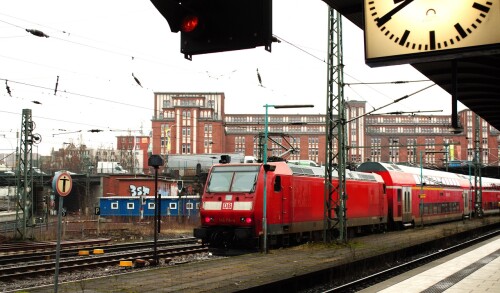 Hamburg_Hauptbahnhof_Hbf_2020er-3BR146_114_Regionalexpress_DB_Regio_huhnerposten_ehemalige_Bahnpost.jpg