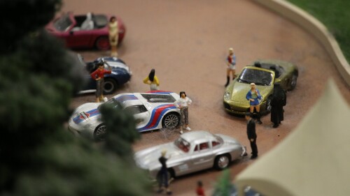 Monaco_Autoausstellung_Verkauf_Porsche_Cobra_Mercedes_300SL_Miniaturwunderland_im_modell_H0_1zu87_202405-5.jpg