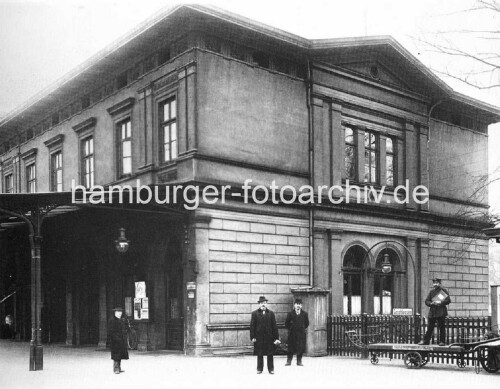 1880_Alter_Dammtorbahnhof_Alsterglacis_1866_erbaut_1903_abgerissen-6.jpg