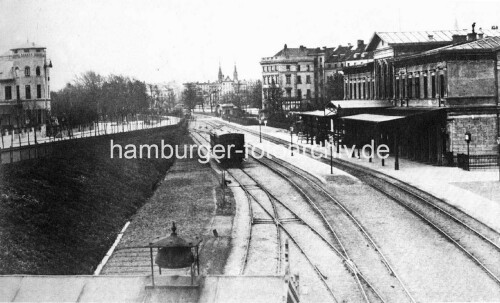 1880_Alter_Dammtorbahnhof_Alsterglacis_1866_erbaut_1903_abgerissen_gleisseitig-2.jpg