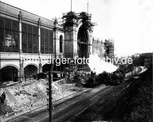 1902_Bau_Dammtorbahnhof_Hansestadt_Hamburg_Alte_Gleise_noch_im-Gebrauch-2.jpg
