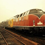 Bahnhof_Rahlstedt_BR_220_V_200_LBE_Doppelstockwagen_DAB_6_1980-1