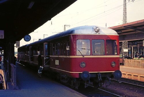 VT_Triebwagen_Esslinger_SWEG_nach_Oberharmersbach_Riersbach_VB_VS_Beiwagen_Offenburg_Hbf_Hauptbahnhof_1972-3.jpg