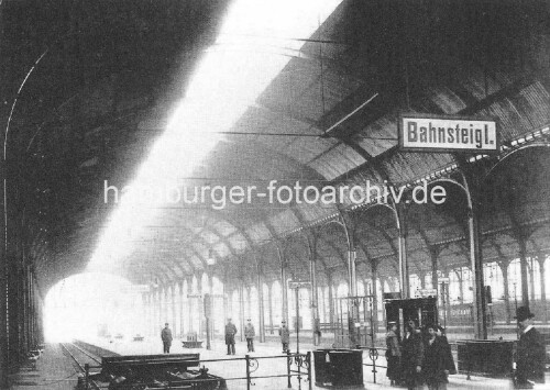 1900_Altona_bahnhof_alter_Altonaer_Bahnhof_Gothik_Bahnhofshalle_Bahnsteig.jpg