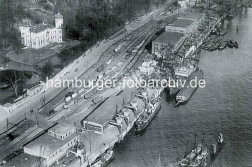 1950_Hafenbahn_Hafenanlage_Altonaer-Hafen_Grosen_Elbstrase_Eisenbahnwaggons_Gleisanlage_Altonaer-Kaispeicher.jpg