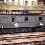 E_4_koniglich_wurttembergische_Staatseisenbahn_KWStE_4.-Klasse_Bretterwagen_1905-1907_Offenburg_Bahnhof_Oberleitungs_Behelswagen_Landerbahn_1966