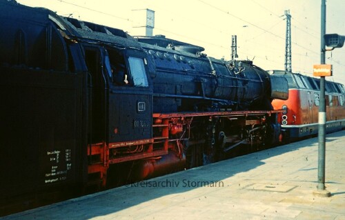 BR_01_1069_Vorspann_BR_221_Altona_Bahnhof_Hamburg_1965_V200.1.jpg