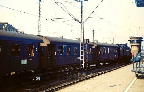 BR_078_1965_Altona_Bahnhof_Hamburg_Vorortzug_Landerbahnwagen_2.Kalsse.jpg