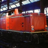 BR_212_V_100_2030_1965_Altona_Bahnhof-Nahverkehrzug