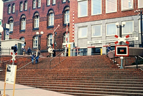 Bahnhof_Altona_1984_Bahnhofsdirektion_Schranke_Flugelsignal.jpg
