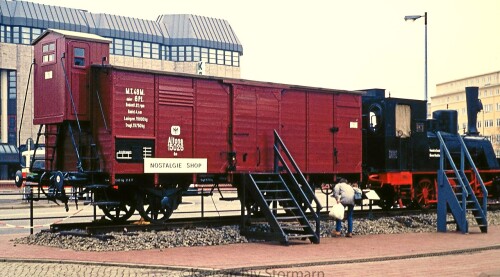 Bahnhof_Altona_1984_Lok_Denkmal_preusische_T_2_Landerbahn_gedeckter_Guterwagen.jpg
