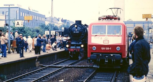 Bahnhof_Altona_BR_01_1100_BR_120_120_orientrot_Sonderzug_nostalgie_Zugfahrt_Dampflok_1988.jpg
