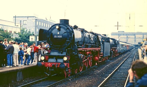 Bahnhof_Altona_BR_01_1100_Sonderzug_nostalgie_Zugfahrt_Dampflok_1988.jpg