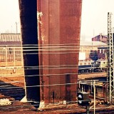 Bahnhof_Altona_Gleise_Waggons_Wasserturm_1975-3