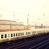 Bahnhof_Altona_Gleise_Waggons_Wasserturm_1975_E_10.3-BR_112_Silberlinge