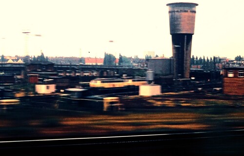 Bahnhof_Altona_Gleise_Waggons_Wasserturm_1988_BR_218-1.jpg
