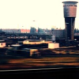 Bahnhof_Altona_Gleise_Waggons_Wasserturm_1988_BR_218-1