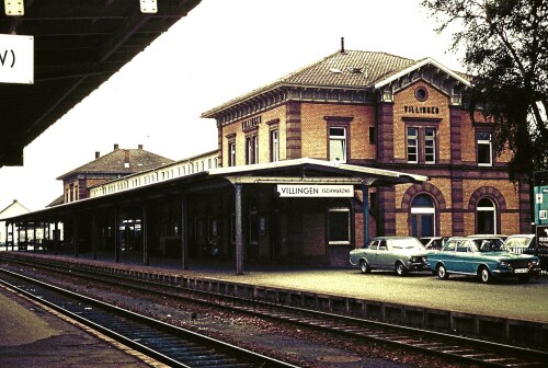 Villingen_Bahnhof_Empfangsgebaude_Bahnhofsgebaude_Schwarzwaldbahn_Bahnstrecke_Eisenbahn_1972_a.jpg