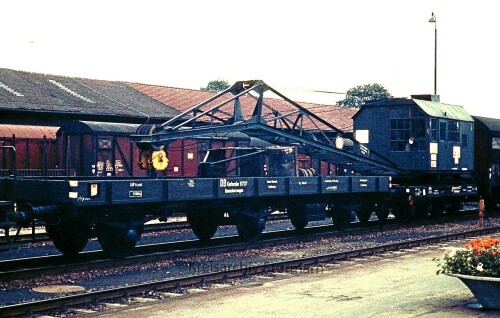 Villingen_Bahnhof_Schwerlastkran_Eisenbah_Kran_DB_Schwarzwaldbahn_Bahnstrecke_Eisenbahn_1972_a.jpg