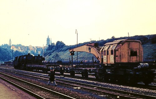 Lastenkran_Eisenbahn_Dampfkra_gelb_Rottweil_Bahnhof_Bahnsteig_Oberleitung_Gleise_Deutsche_Bundesbahn_1972_DB-0.jpg