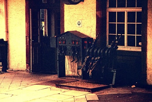 Strecke_Bahnhof_Rottweil_Villingen__Stellwerk_am_Bahnsteig_1972.jpg