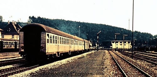 Bahnhof_Immendingen_BR_212_Eilzug_Umbauwagen_Vierachser_Silberlinge_1972.jpg