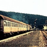 Bahnhof_Immendingen_BR_212_Eilzug_Umbauwagen_Vierachser_Silberlinge_1972