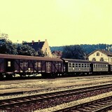 Bahnhof_Immendingen_BR_218_Eilzug_Umbauwagen_dreiachser_Behelfsgepackwagen_1972