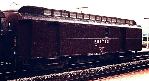Bahnhof_Immendingen_SNCF_Waggon_Postwagen_Waggon_La-Poste_France_1972.jpg