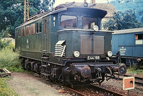 E_44_188_Zell_Wiesentahl_Bahnhof_1967-1.jpg