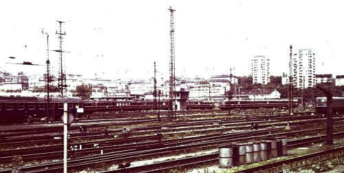 ET_25_BR_425_Stuttgart_Hauptbahnhof_Bahnhof_Hbf_Bahnsteig_1966.jpg