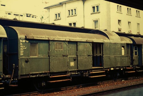 Singen_Bahnhof_1973_Gepackwagen_Donnerbuchse---Kopie.jpg