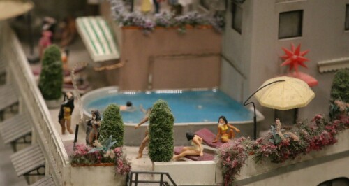 Nonnen_Poolparty_Bikini_Roma_Italia_Miniaturwunderland_Miwula_Hamburg_H0-3.jpg