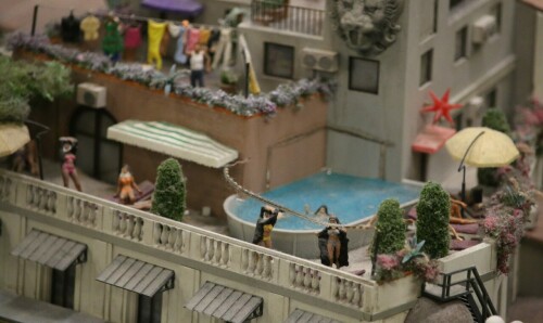 Nonnen_Poolparty_Bikini_Roma_Italia_Miniaturwunderland_Miwula_Hamburg_H0-4.jpg