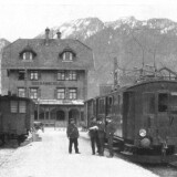 1905_Oberammergau_Bahnhof_LAG-Triebwagen_elektrifiziert_Alpenpanorama_Berge